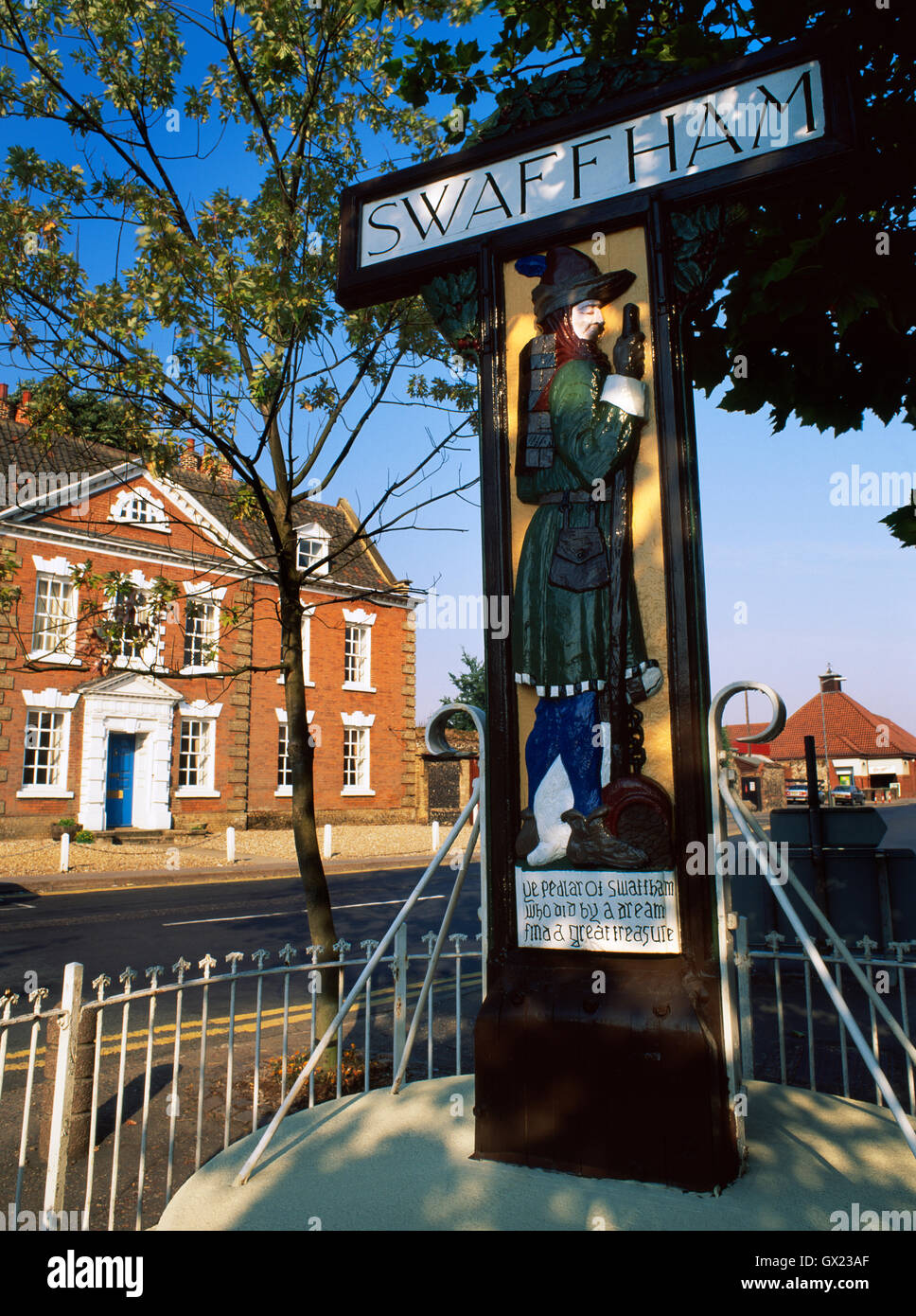 Panneau du village de Swaffham Market Place, sculpté en 1925 par Harry Carter : 14th-century colporteur John Chapman qui a trouvé un pot d'argent prédit dans un rêve. Banque D'Images