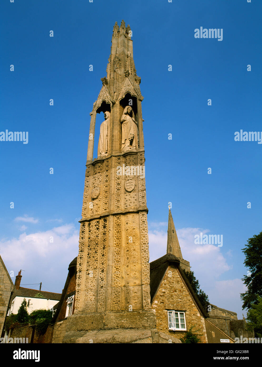 Eleanor Cross, Geddington, Northamptonshire : érigée par Édouard I pour marquer un lieu de repos de son corps de la Reine sur son voyage à Westminster 1290. Banque D'Images