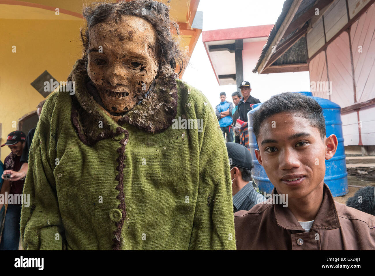 Le corps mort d'élever par la mort des parents de nettoyer leurs cadavres pendant Bizzare Ma'Nene rituels dans North Toraja. Banque D'Images