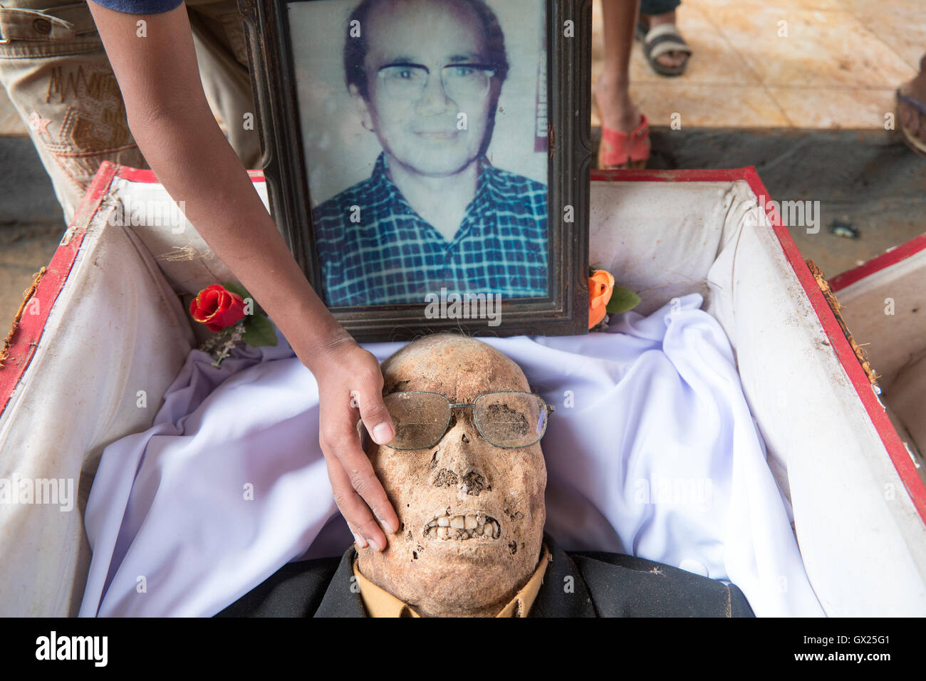 Le corps mort d'élever par la mort des parents de nettoyer leurs cadavres pendant Bizzare Ma'Nene rituels dans North Toraja. Banque D'Images
