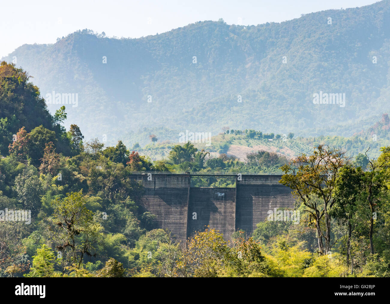 Vieux mur de barrage pour l'irrigation dans la montagne de la campagne de la Thaïlande. Banque D'Images