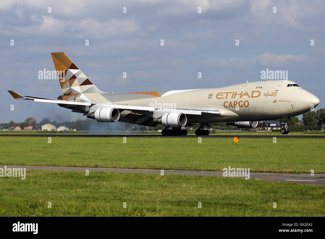 Etihad Airways (Atlas Air) approches Boeing 747-400 de la piste 18R de l'aéroport de Schipol à Amsterdam. Banque D'Images