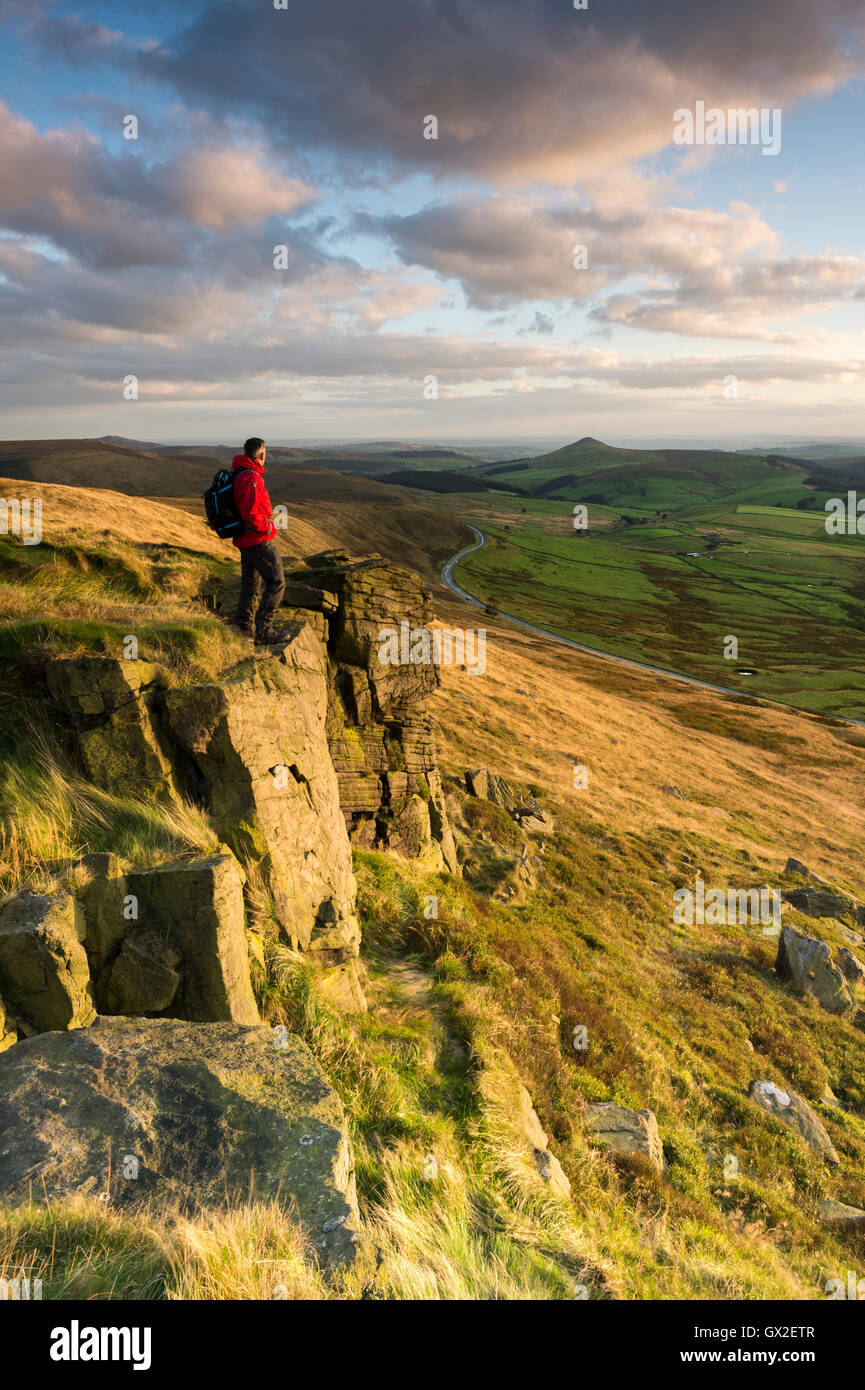 Un marcheur se tenait sur Shining Tor à vers Shutlinsloe, parc national de Peak District, Cheshire. Banque D'Images
