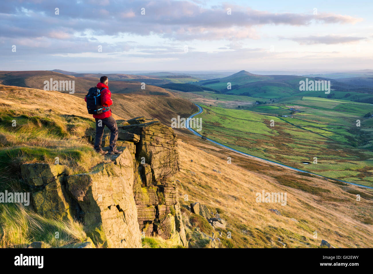 Un marcheur se tenait sur Shining Tor à vers Shutlinsloe, parc national de Peak District, Cheshire. Banque D'Images