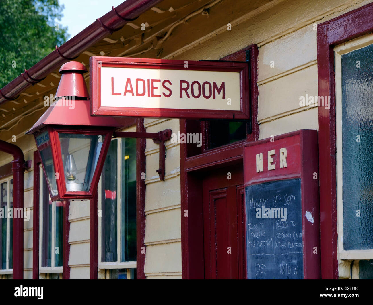Chambre des dames de toilettes toilettes à la gare de Goathland Aidensfield North Yorkshire Moors Angleterre Royaume-Uni UK Grand B Banque D'Images Chambre des dames de toilettes toilettes à la gare de Goathland Aidensfield North Yorkshire Moors Angleterre Royaume-Uni UK Grand B Banque D'Images