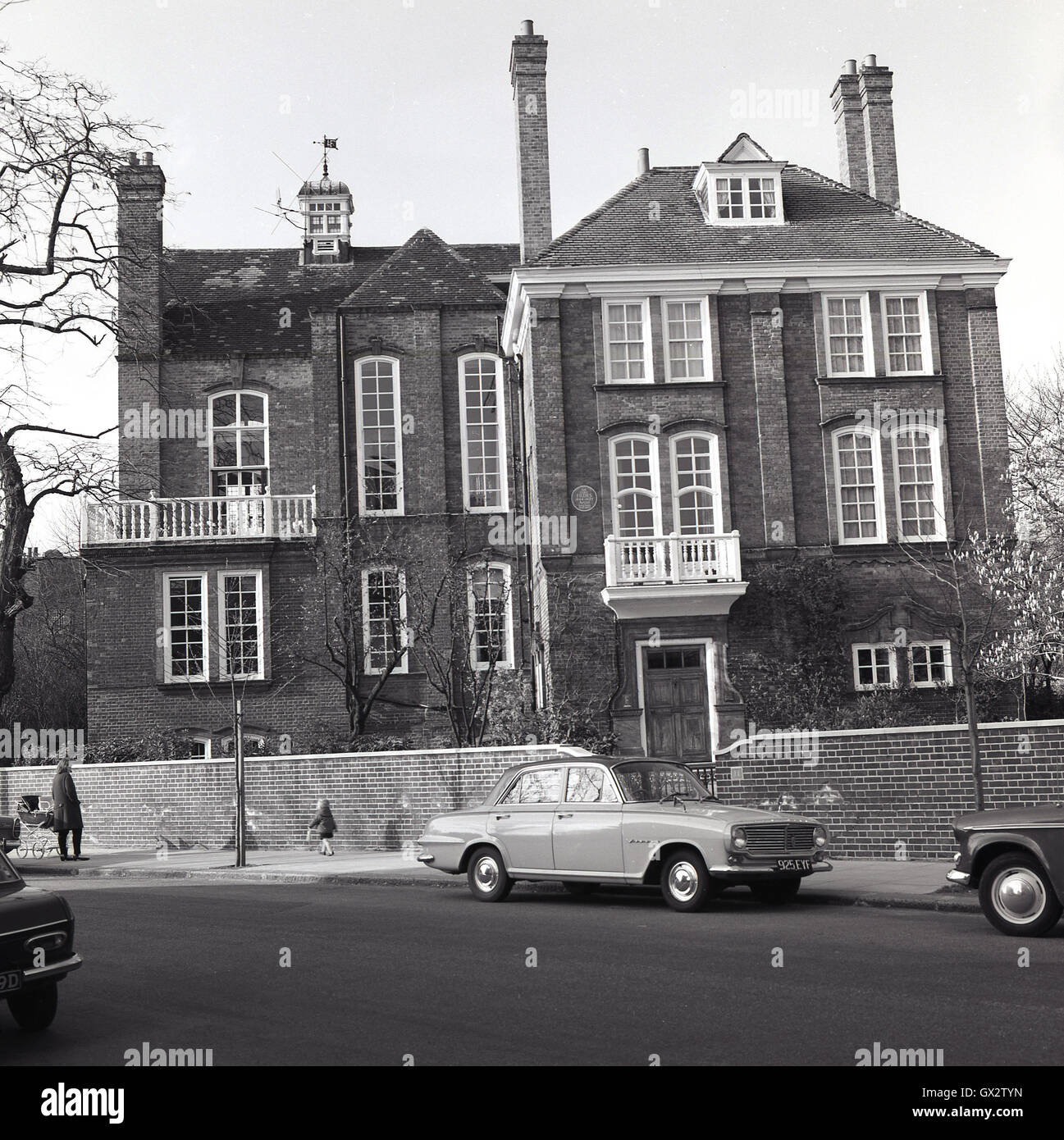 Années 1950, historique, Maison Bois, 31 Melbury Rd, Kensington, Londres, l'ancienne maison du cinéaste Michael Winner et maintenant la propriété de la pop star, Robbie Williams. Banque D'Images