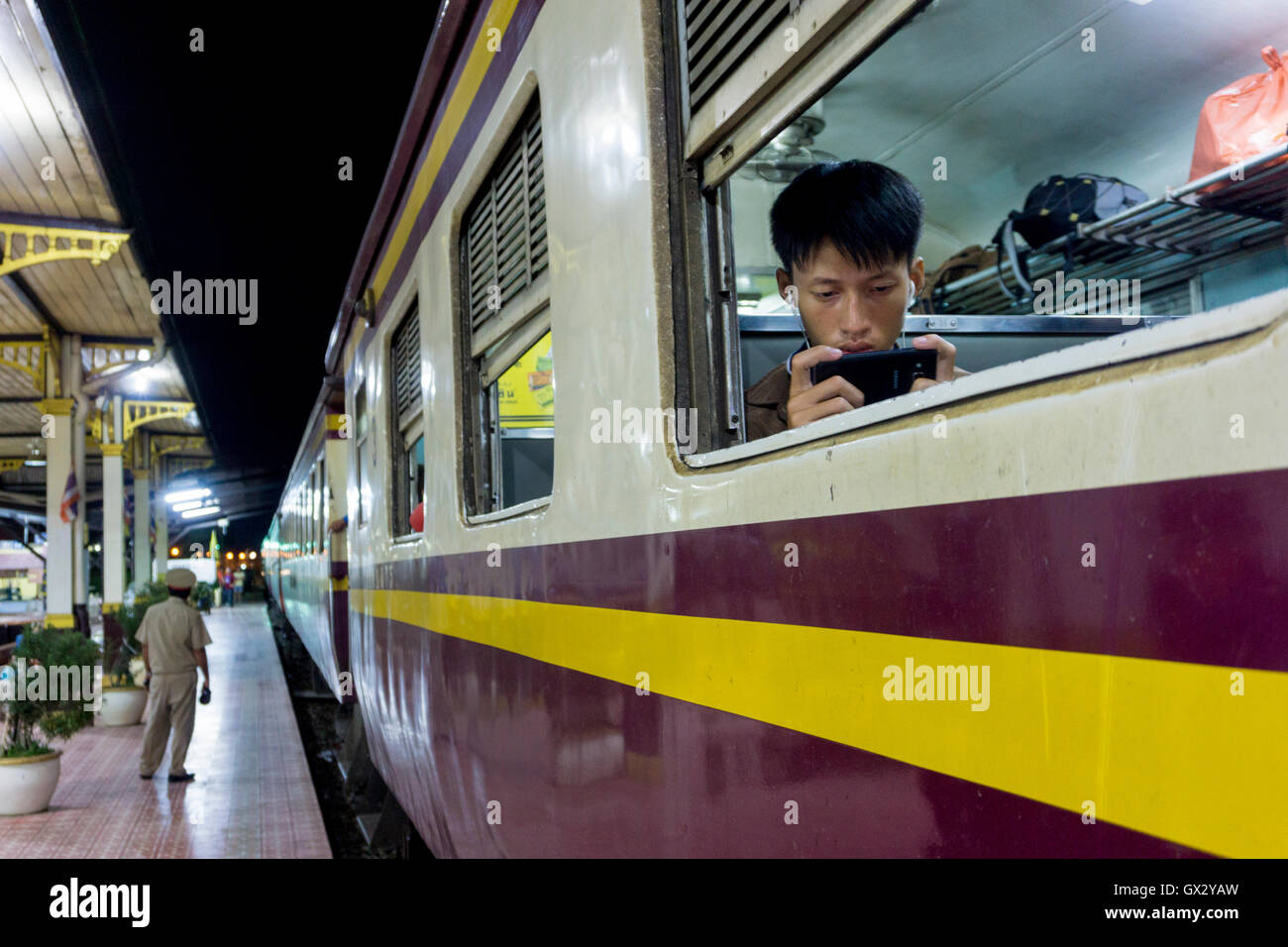Une navette locale de prendre une photo de la voiture du train intercity à Bangkok, à Chiang Mai, Thaïlande Banque D'Images Une navette locale de prendre une photo de la voiture du train intercity à Bangkok, à Chiang Mai, Thaïlande Banque D'Images