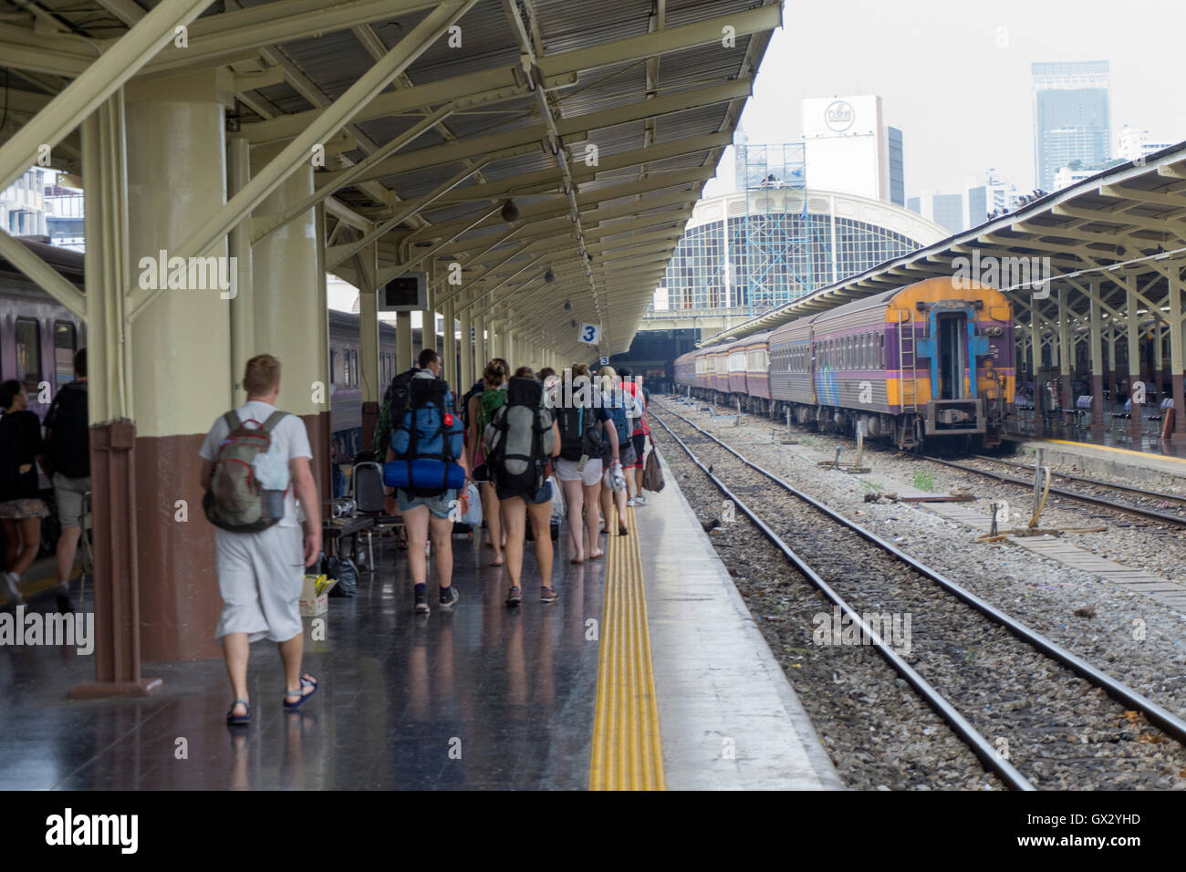 Backpackers arrivant à la gare de Hua Lamphong à Bangkok Banque D'Images Backpackers arrivant à la gare de Hua Lamphong à Bangkok Banque D'Images