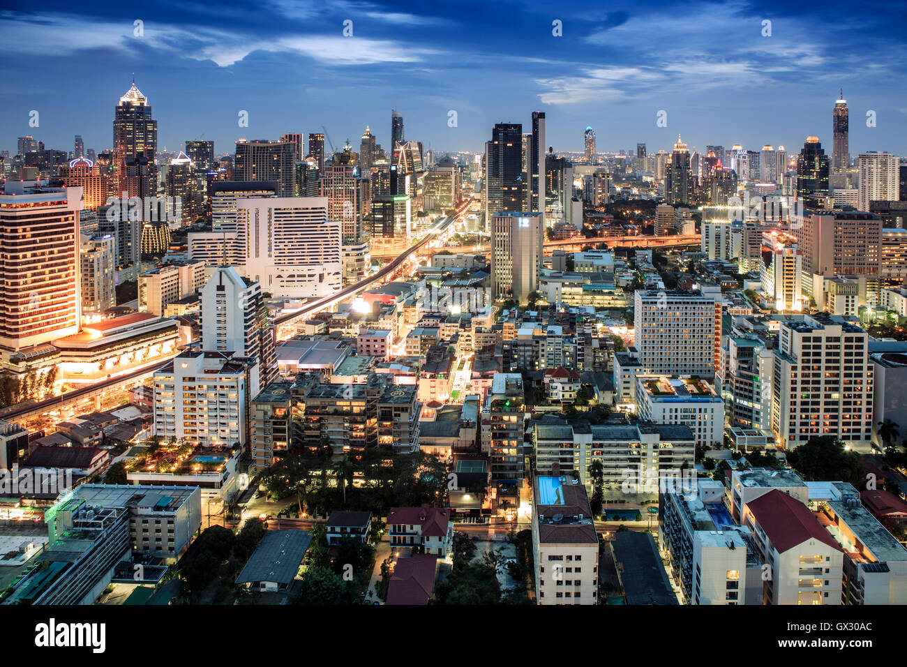 Bangkok city skyline at night - ligne de train Skytrain et principale zone touristique autour de Sukhumvit montrant Chit Lom et Phloen Chit Road, Pathum Wan District Banque D'Images