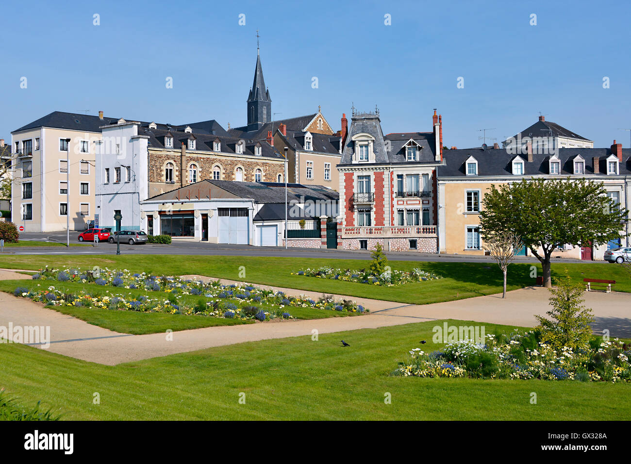 Jardin et l'église à Château-Gontier, commune française située dans le département de la Mayenne, Région Pays de la Loire, dans le nord-ouest de la France Banque D'Images