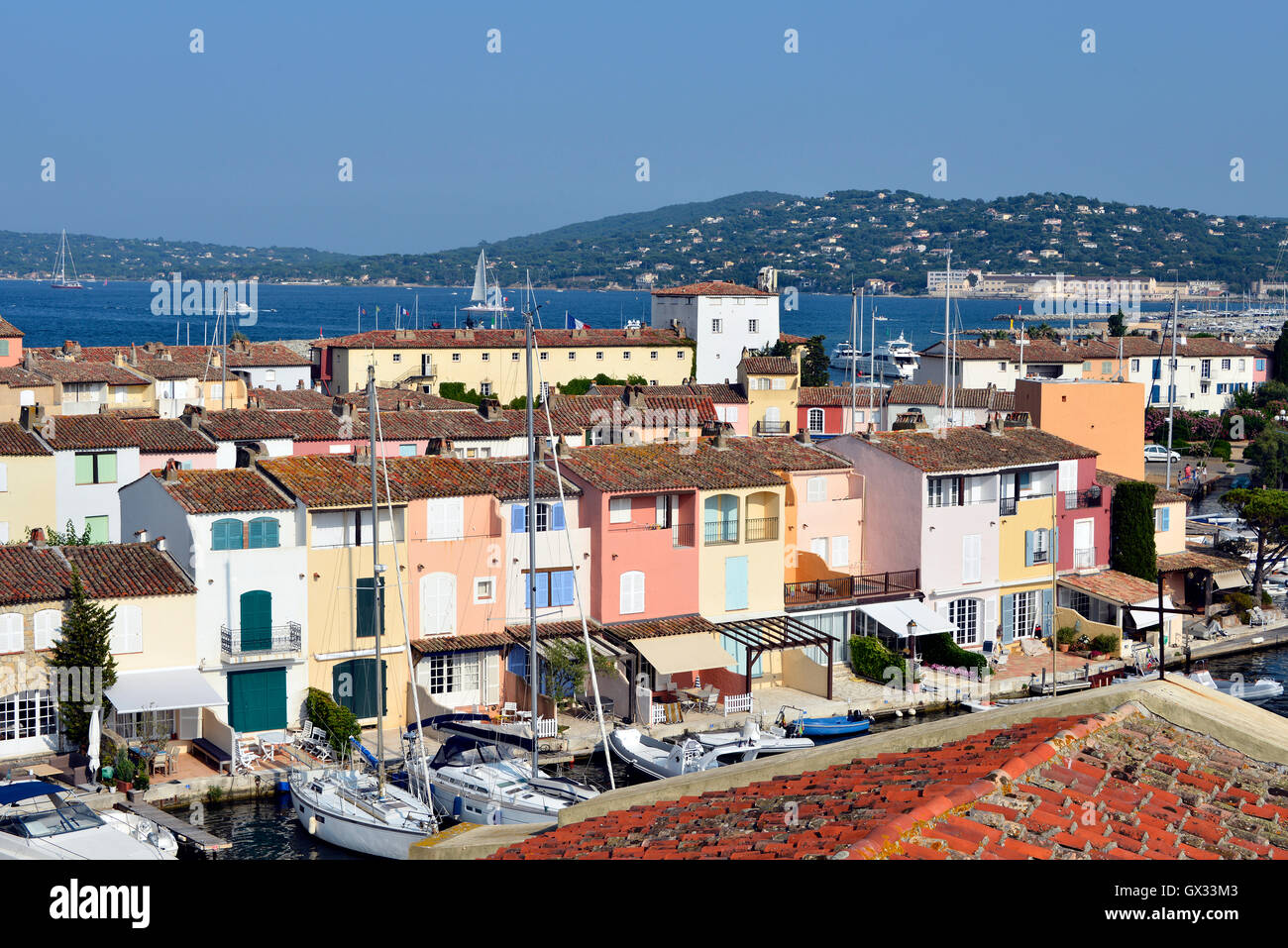 Vue aérienne de la ville de Port Grimaud, avec la baie de Saint Tropez en arrière-plan, dans le département du Var en France Banque D'Images