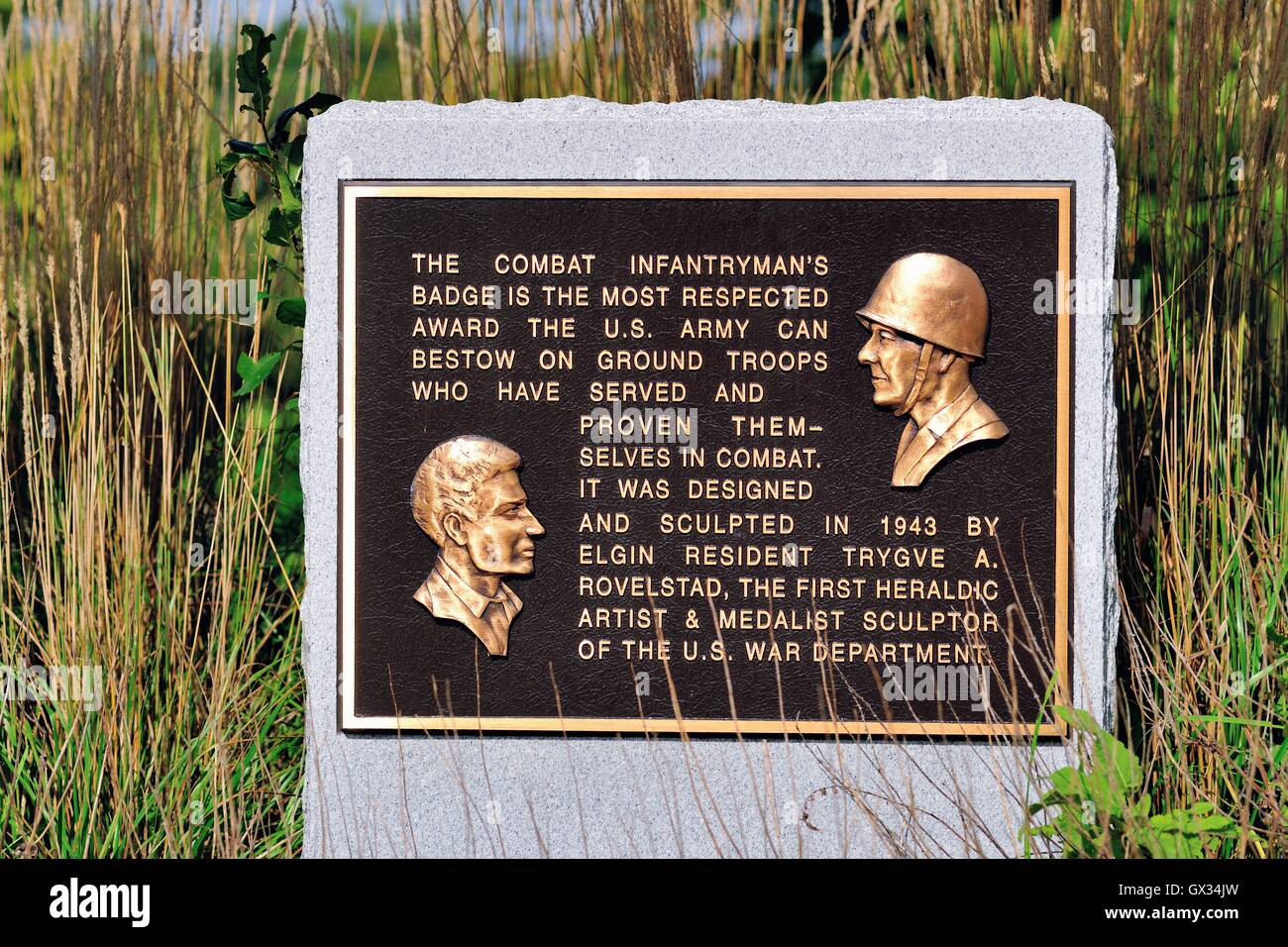 Une plaque commémorant le Combat Infantryman's Badge et son design à l'Veterans Memorial à Elgin, Illinois, USA. Banque D'Images