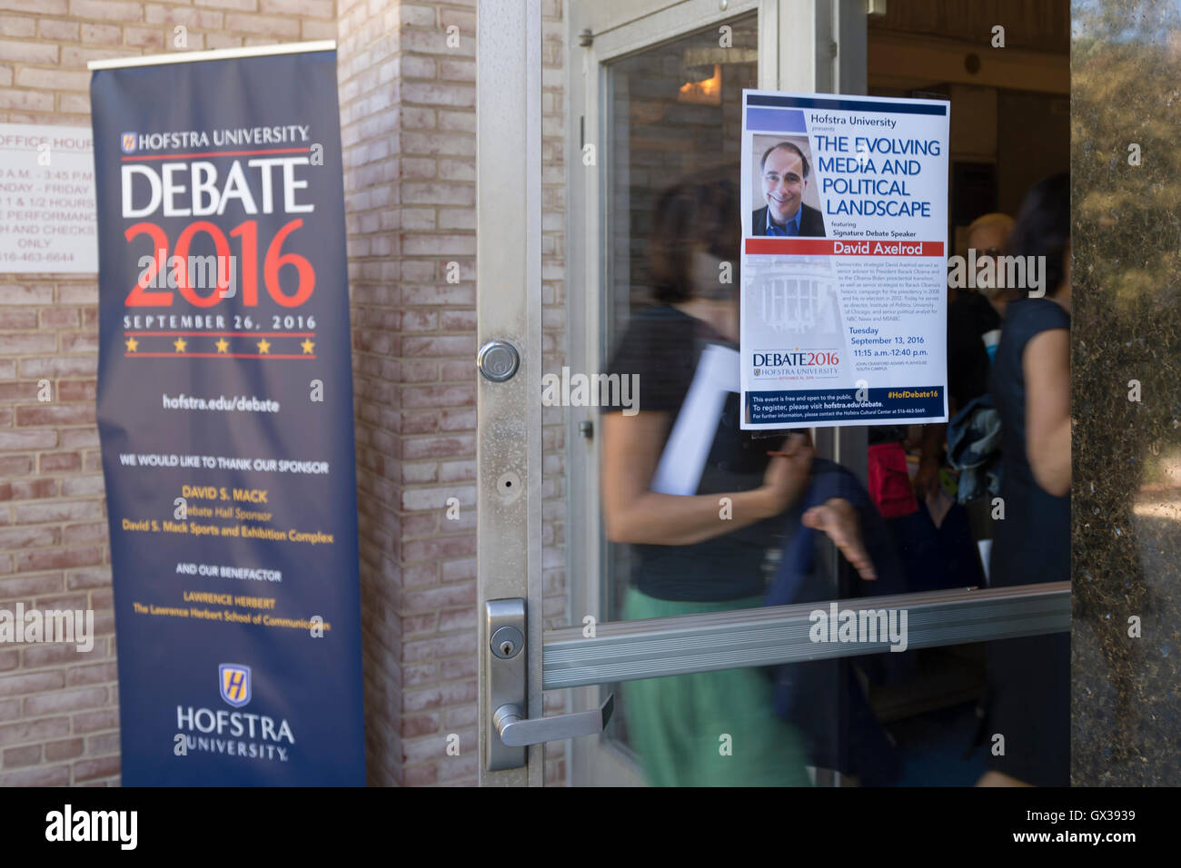 Hempstead, New York, USA. 13 septembre, 2016. Les élèves et les membres de la communauté entrez Cranford John Adams Playhouse à assister à l'événement avec David Axelrod - CNN Commentateur politique principal et stratège démocratique qui a servi comme conseiller principal d'Obama - le débat sur l'évolution de la signature le président des médias et de la politique, à l'Université Hofstra, qui sera l'hôte du premier débat présidentiel, entre H.R. Clinton et D. J. Trump, prévue pour plus tard ce mois-ci le 26 septembre. L'université de Hofstra est le 1er à avoir accueilli 3 américains consécutifs débats présidentiels. Credit : Ann E Parry/Alamy Live News Banque D'Images