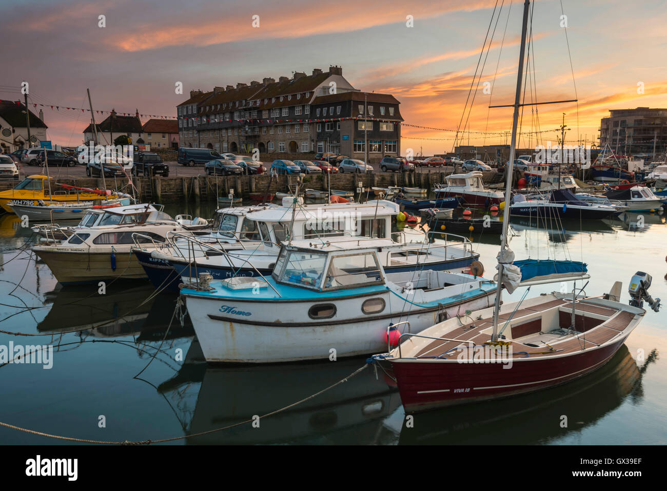 West Bay, Dorset, UK - 14 septembre 2016. Météo britannique. Un magnifique coucher du soleil illuminant les nuages au-dessus de West Bay Harbour dans le Dorset, UK. West Bay est l'un des endroits pour la série ITV Broadchurch. Photo : Graham Hunt/Alamy Live News Banque D'Images