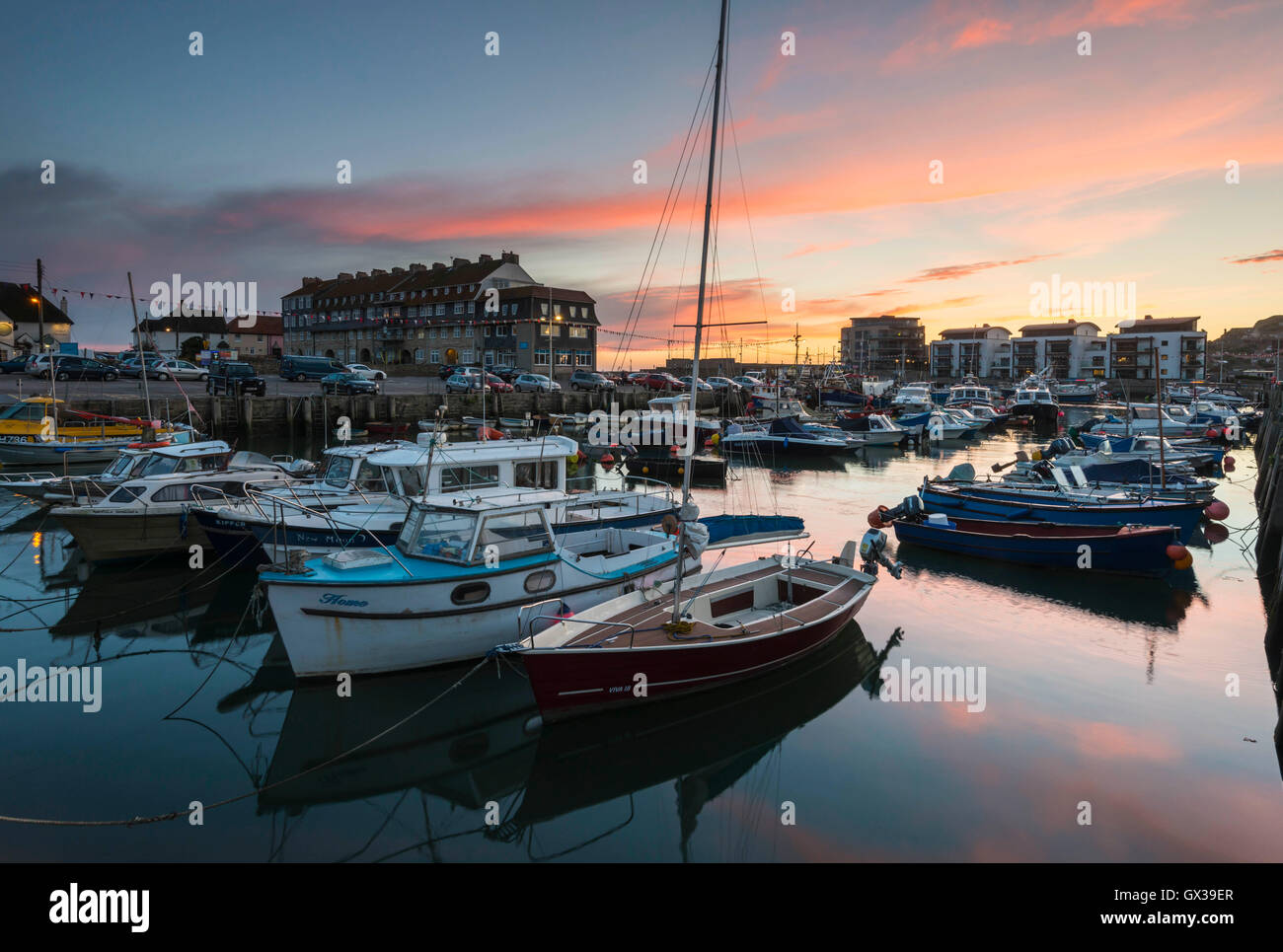 West Bay, Dorset, UK - 14 septembre 2016. Météo britannique. Un magnifique coucher du soleil illuminant les nuages au-dessus de West Bay Harbour dans le Dorset, UK. West Bay est l'un des endroits pour la série ITV Broadchurch. Photo : Graham Hunt/Alamy Live News Banque D'Images