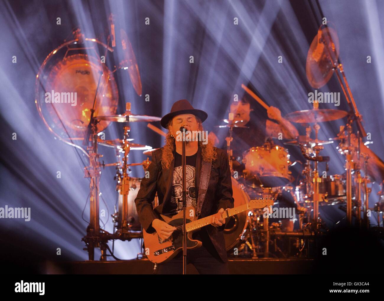 Denver, Colorado, États-Unis. 14Th Sep 2016. Chanteur MANA FHER OLVERA, gauche, et le batteur Alex Gonzalez, droite, avoir une salle comble au Centre Pepsi au cours DE MANA : La puissance Latino Tour 2016 à Denver, CO le mercredi soir. Credit : Hector Acevedo/ZUMA/Alamy Fil Live News Banque D'Images