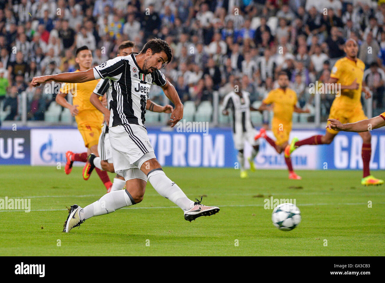 Turin, Italie. 14Th Sep 2016. Sami Khedira de pousses Juventus la balle au cours de la Ligue des Champions match de football contre Séville à Turin, Italie, le 14 septembre 2016. © Alberto Lingria/Xinhua/Alamy Live News Banque D'Images