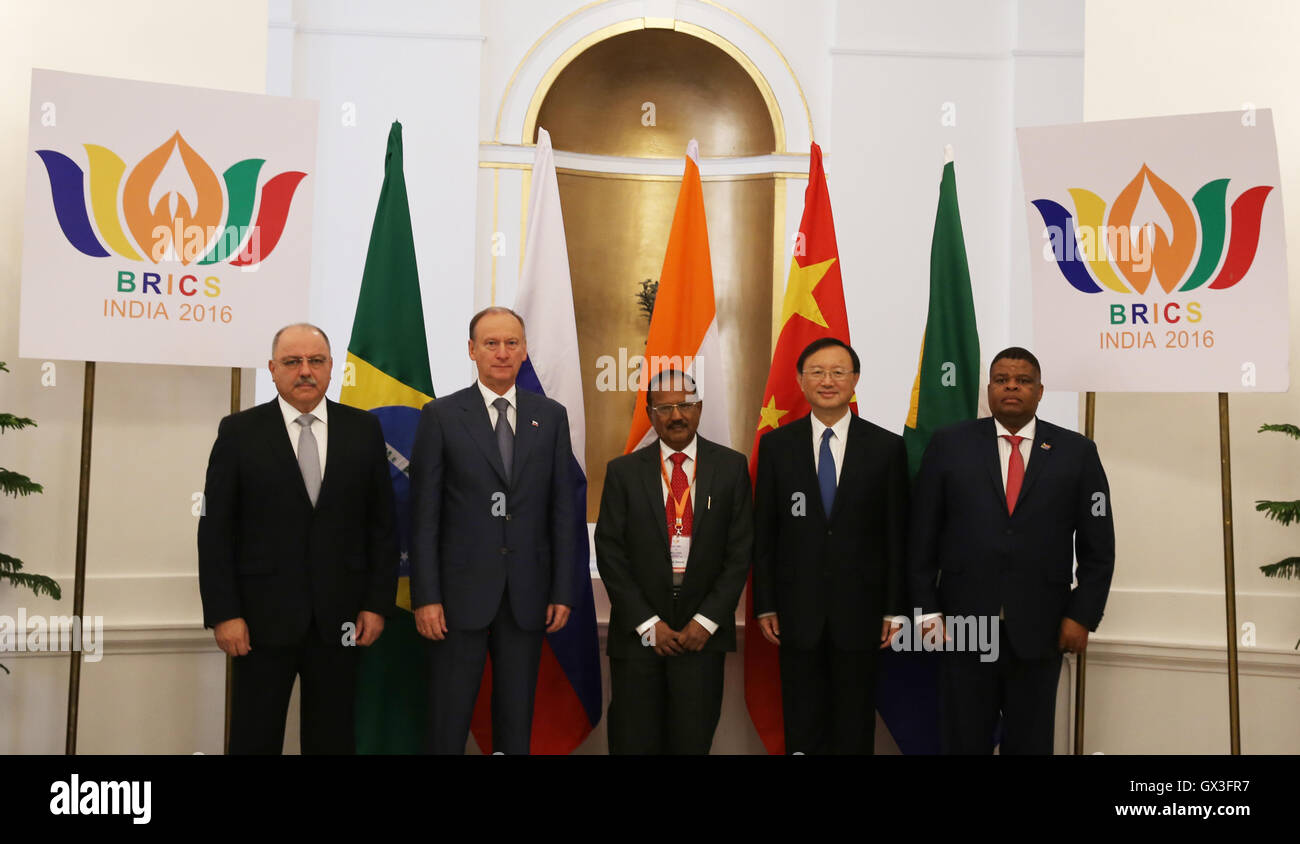 New Delhi, Inde. 15 Sep, 2016. Le Conseiller d'Etat chinois Yang Jiechi (2e R) assiste à la 6e réunion des hauts représentants des BRICS sur les questions de sécurité à New Delhi, Inde, le 15 septembre 2016. © Li Ming/Xinhua/Alamy Live News Banque D'Images