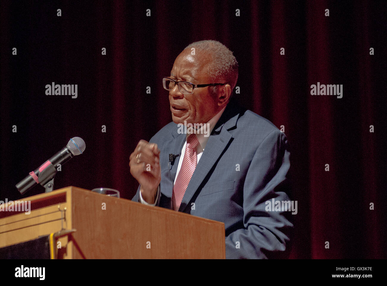 Emporia, Kansas, États-Unis. 15 Septembre, 2016. Fred Gray, procureur des droits civils et fondateur de l'histoire parlant à Tuskegee Centre Emporia State University dans le cadre du week-end une série d'événements sur le droit constitutionnel. Credit : mark reinstein/Alamy Live News Banque D'Images