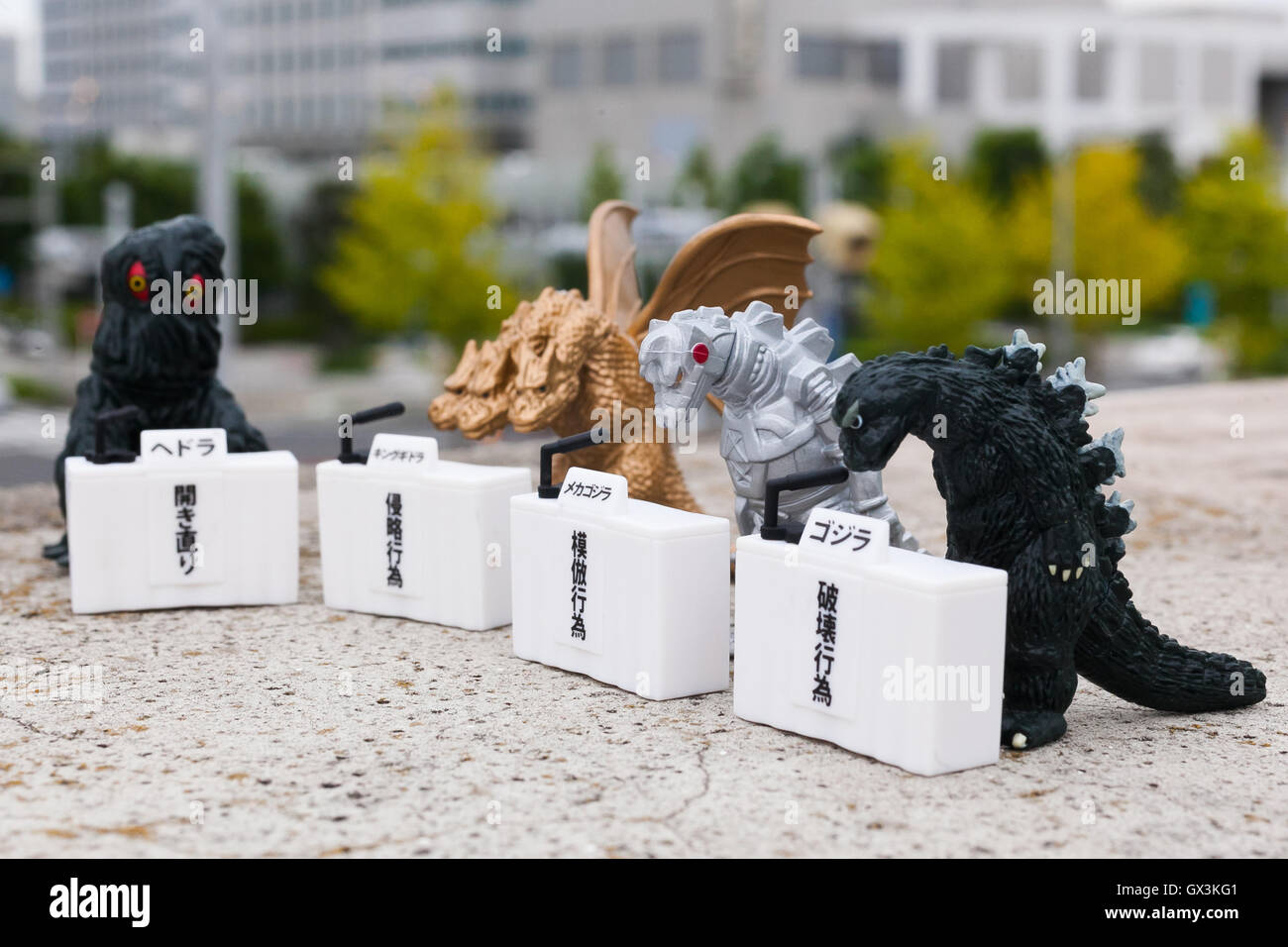 Modèles de jouets capsule de caractères à partir de l'arc dans les films Godzilla excuses profondes lors d'une conférence de presse le 14 septembre 2016, Tokyo, Japon. Fabricant de jouets japonais Bandai a créé une série de quatre monstres appelé ''Toho Godzilla Monstres Conférence de presse'' commercialisés en tant que distributeur automatique capsule toys. Le modèle sont des monstres en s'inclinant devant un stand de presse exprimant leurs excuses officielles pour des actes de destruction massive dans le pays. Ils sont en vente pour 300 yens (environ 2,92 USD) chacune. © Rodrigo Reyes Marin/AFLO/Alamy Live News Banque D'Images