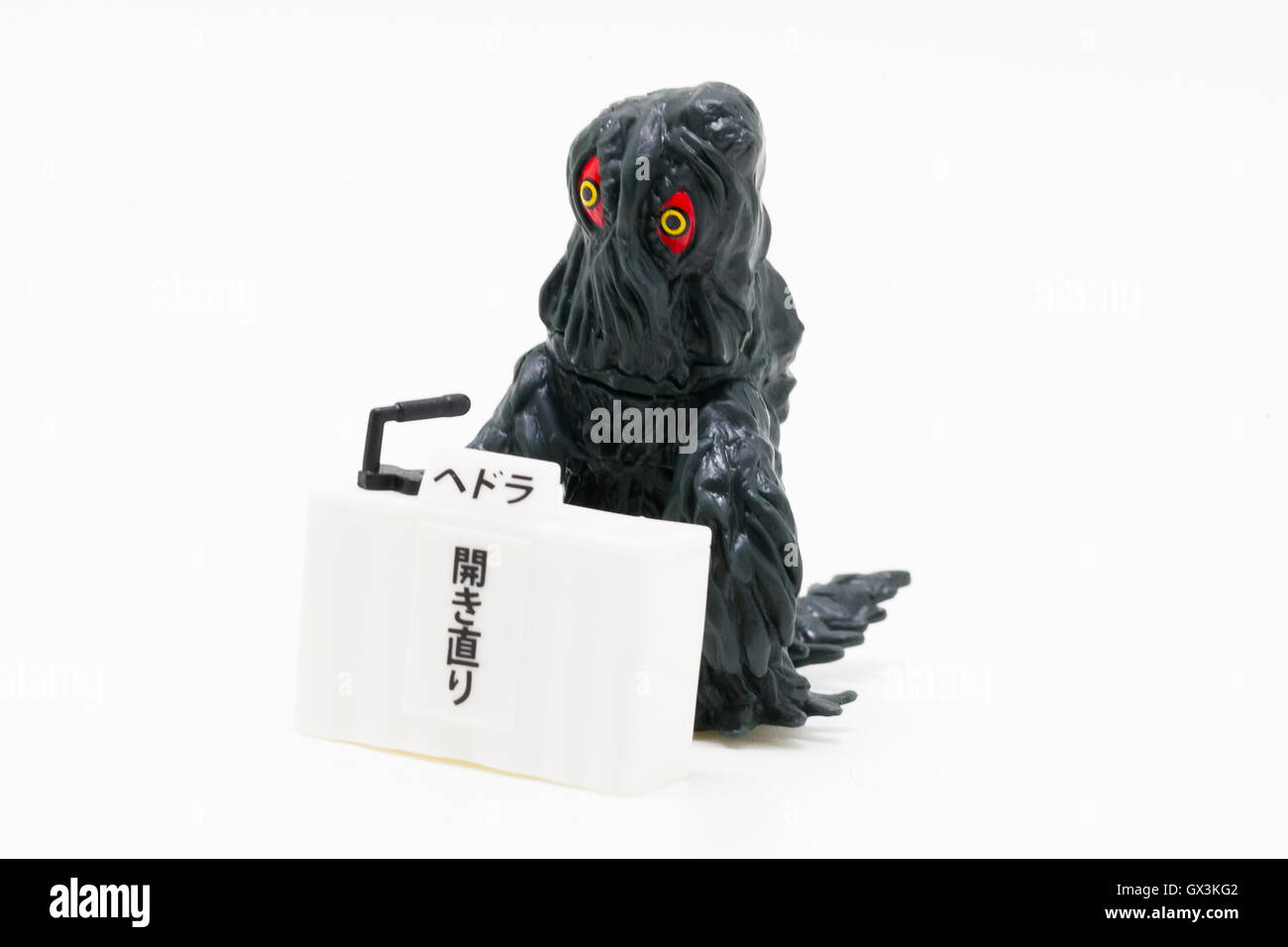 Personnage de film Hedorah boucles dans des excuses lors d'une conférence de presse le 14 septembre 2016, Tokyo, Japon. Fabricant de jouets japonais Bandai a créé une série de quatre monstres appelé ''Toho Godzilla Monstres Conférence de presse'' commercialisés en tant que distributeur automatique capsule toys. Le modèle sont des monstres en s'inclinant devant un stand de presse exprimant leurs excuses officielles pour des actes de destruction massive dans le pays. Ils sont en vente pour 300 yens (environ 2,92 USD) chacune. © Rodrigo Reyes Marin/AFLO/Alamy Live News Banque D'Images