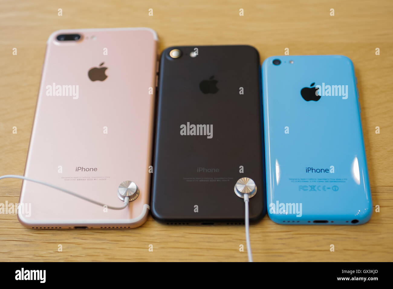 L à R) Le nouvel iPhone 7 Plus avec caméra double et l'iPhone 7 à côté  d'une couleur de l'iPhone lors du lancement de nouveaux smartphones d'Apple iPhone  7 et 7 Plus
