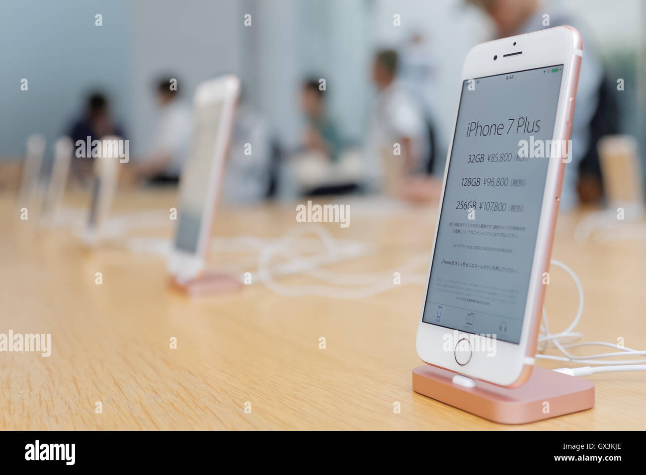 Le nouvel iPhone 7 et de l'afficheur pendant le lancement de nouveaux  smartphones d'Apple iPhone 7 et 7 Plus à son magasin de détail à  Omotesando, le 16 septembre 2016, Tokyo, Japon.