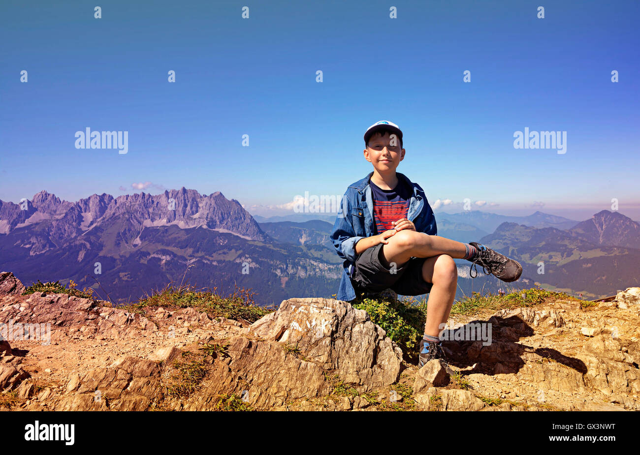 Jeune randonneur sur les montagnes de Kitzbühel, Tyrol, Autriche Banque D'Images