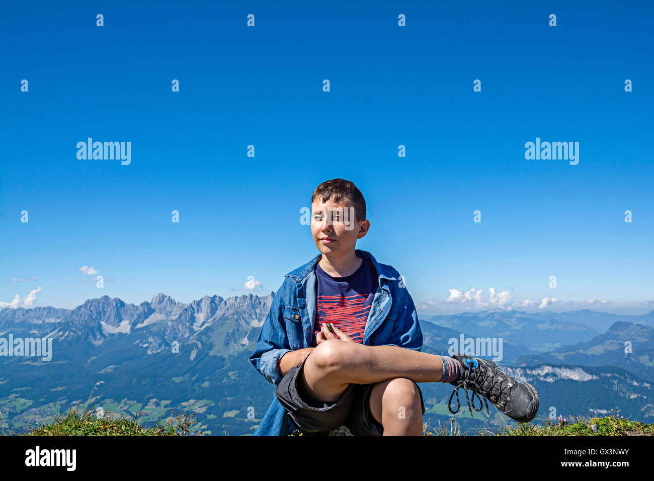 Jeune randonneur sur les montagnes de Kitzbühel, Tyrol, Autriche Banque D'Images