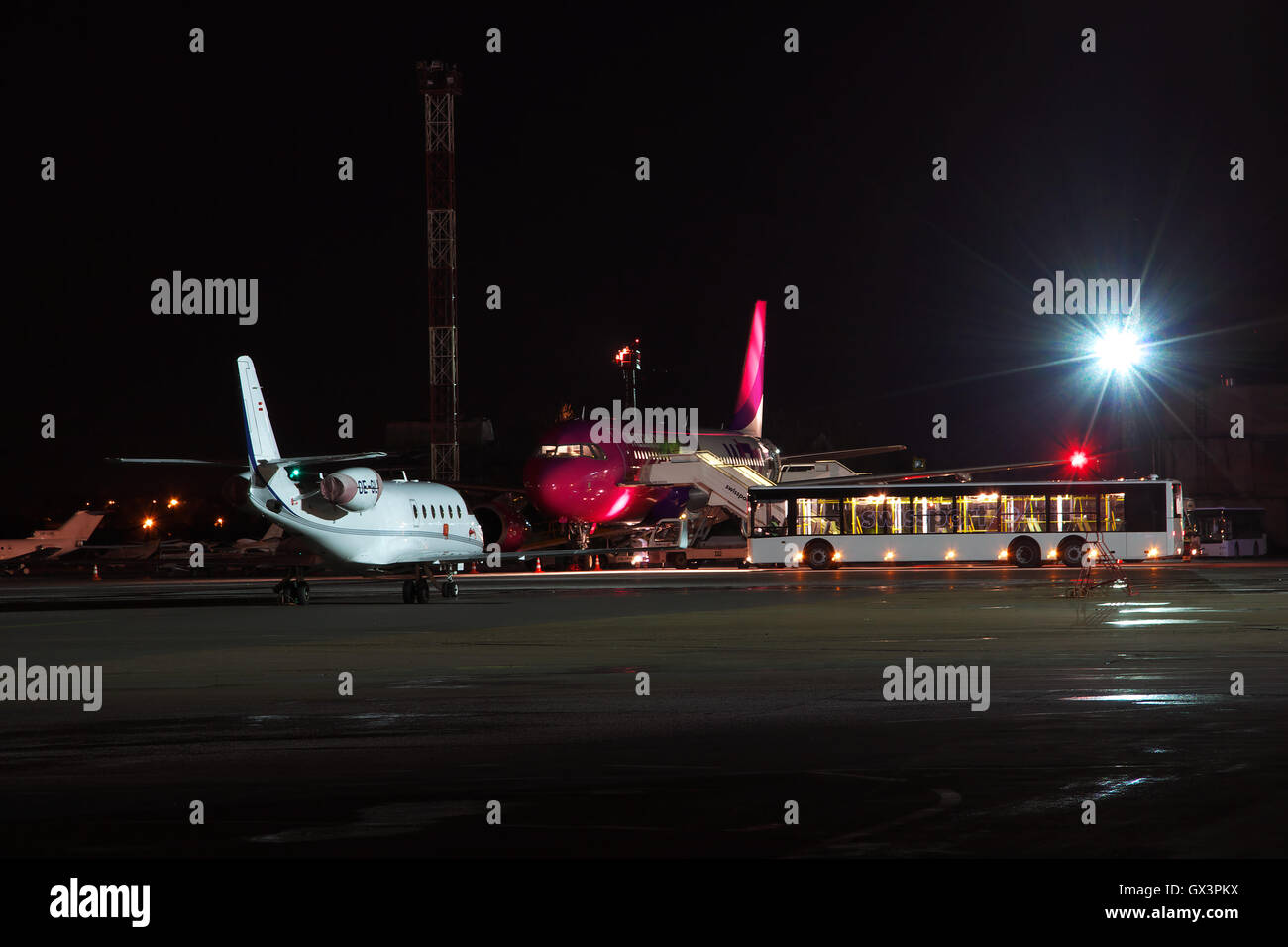 Kiev, Ukraine - le 26 mars 2011 : les avions stationnés et en cours d'entretien sur le tarmac de l'aéroport la nuit Banque D'Images