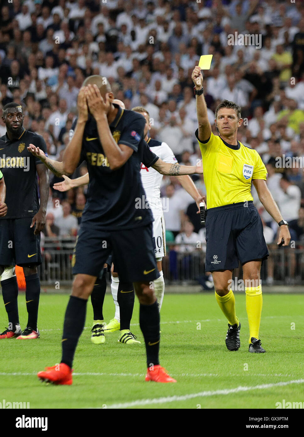 Comme Monaco Fabinho est montré un carton jaune par l'arbitre Gianluca  Rocchi, lors de la Ligue des Champions match au stade de Wembley, Londres  Photo Stock - Alamy