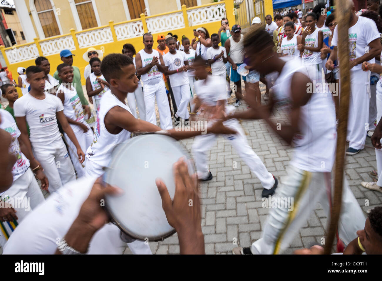 SALVADOR, BRÉSIL - février 02, 2016 : capoeira brésilienne groupe exécute à un festival en plein air dans le quartier de Rio Vermelho. Banque D'Images