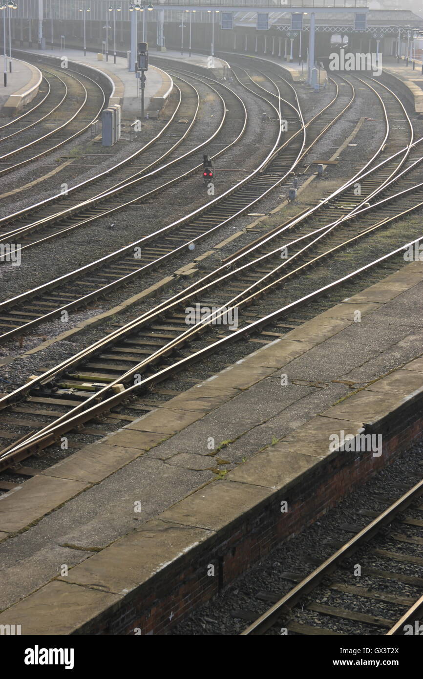 Matin soleil étincelant sur pistes plates-formes ferroviaires lignes gare hull angleterre Banque D'Images