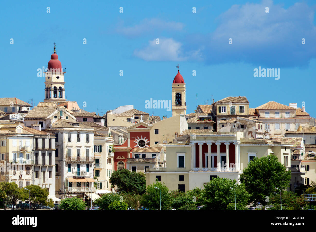 Vieille ville de Corfou avec deux tours d'église Îles Ioniennes Grèce Banque D'Images