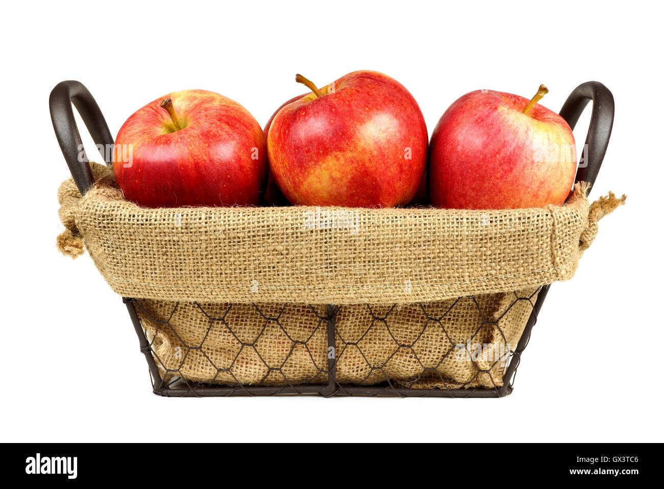 Les pommes fraîches dans un panier avec de la toile de jute isolé sur fond  blanc Photo Stock - Alamy