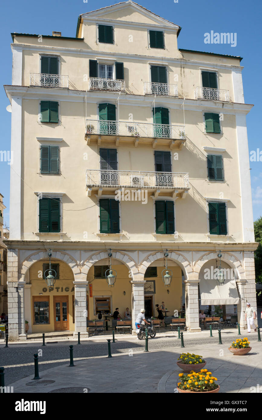 Grand bâtiment colonial de la vieille ville de Corfou Grèce Îles Ioniennes Banque D'Images