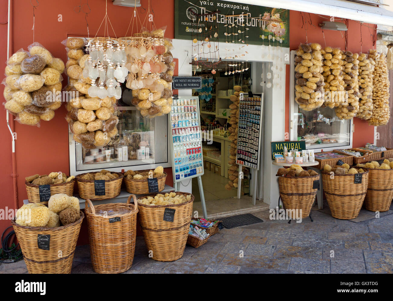 Boutique vendant des éponges de mer vieille ville de Corfou, Îles Ioniennes Grèce Banque D'Images