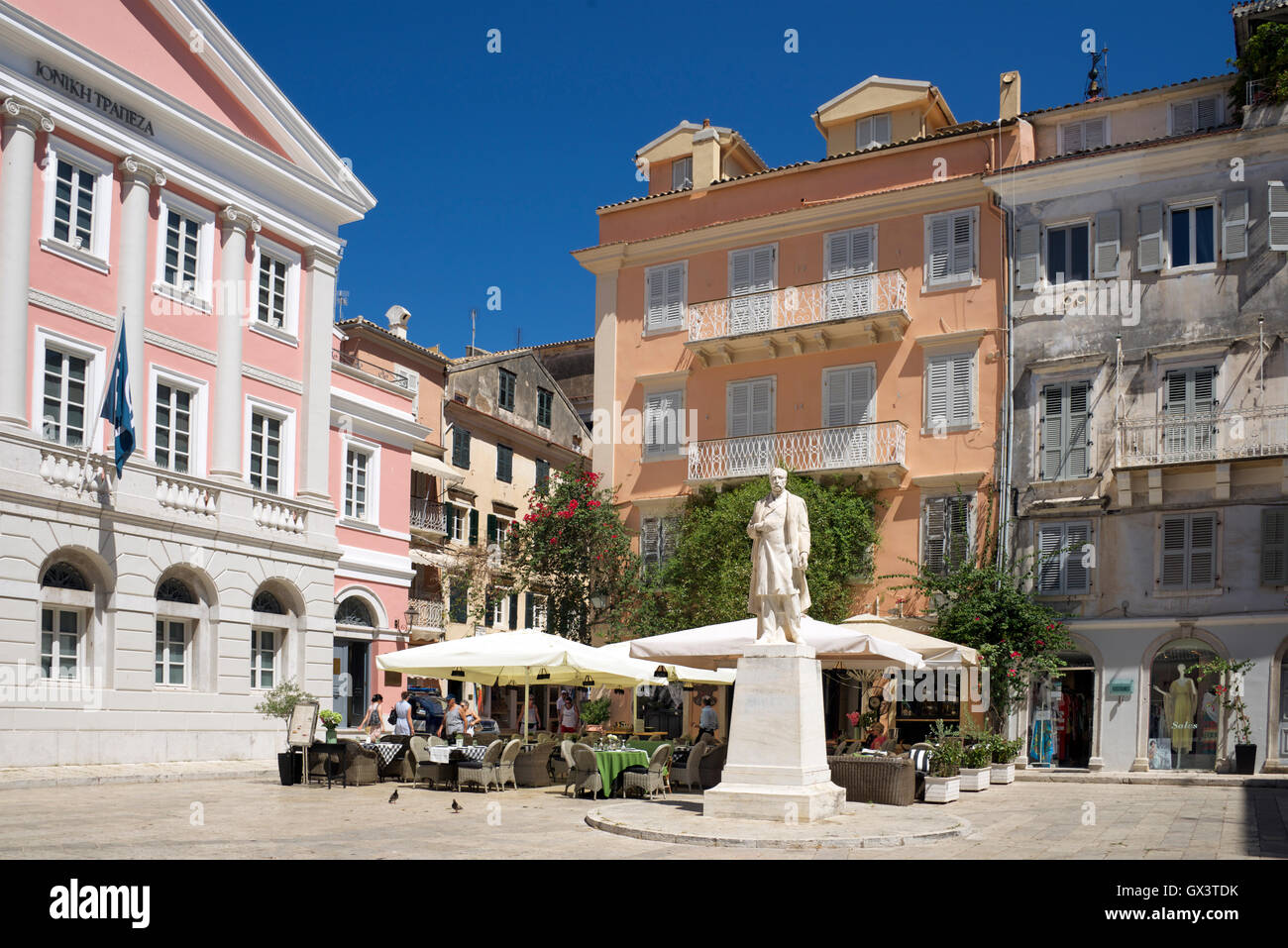 Statue Place des Héros de la vieille ville de Corfou, Îles Ioniennes Grèce Banque D'Images