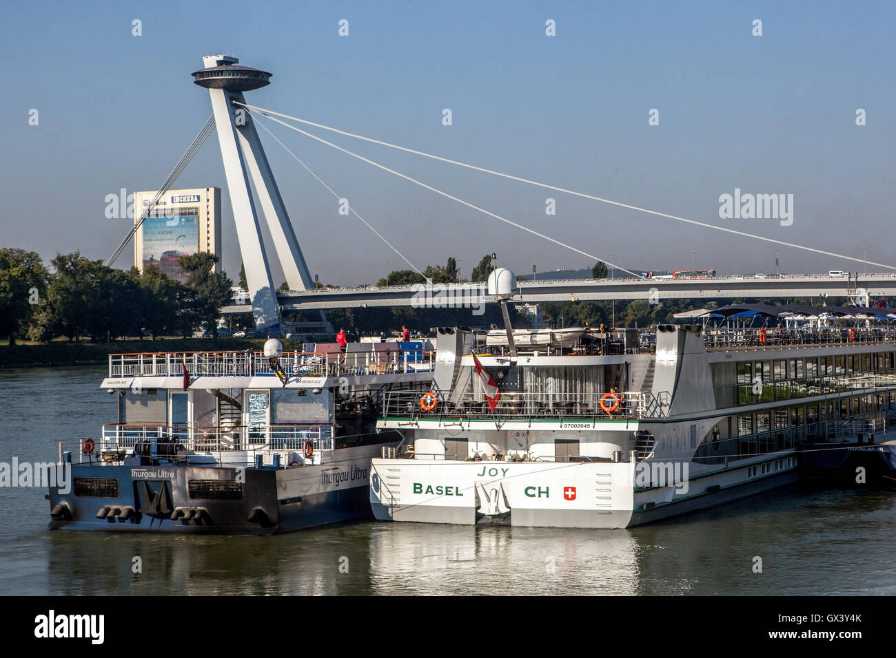 Pont du soulèvement national slovaque (SNP) avec restaurant OVNI, bateaux, Danube, Bratislava, Slovaquie, Europe Pont OVNI Bratislava Banque D'Images
