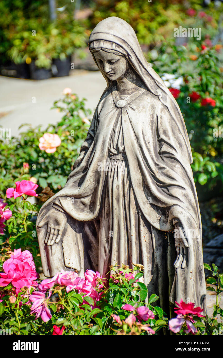 Statue de Marie dans le jardin de fleurs Photo Stock - Alamy