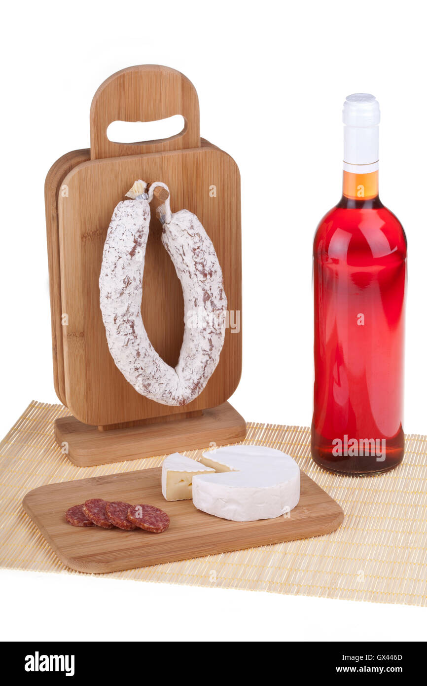 Délicieux camembert et le salami saucisse avec une bouteille de vin rouge. Studio photo. Banque D'Images