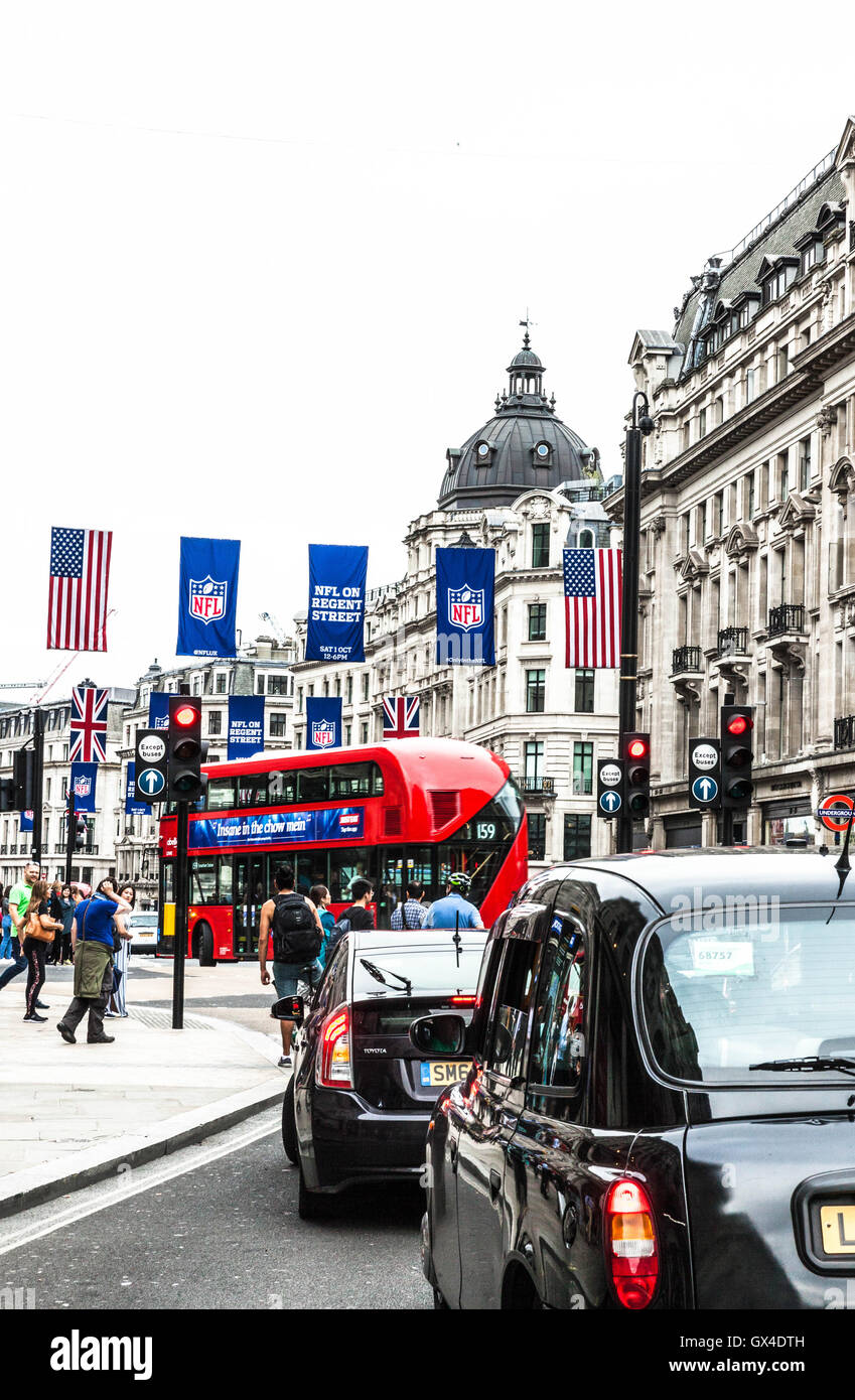 Événement NFL NFLUK bannières sur Regents Street, Londres, Angleterre, Royaume-Uni. Banque D'Images