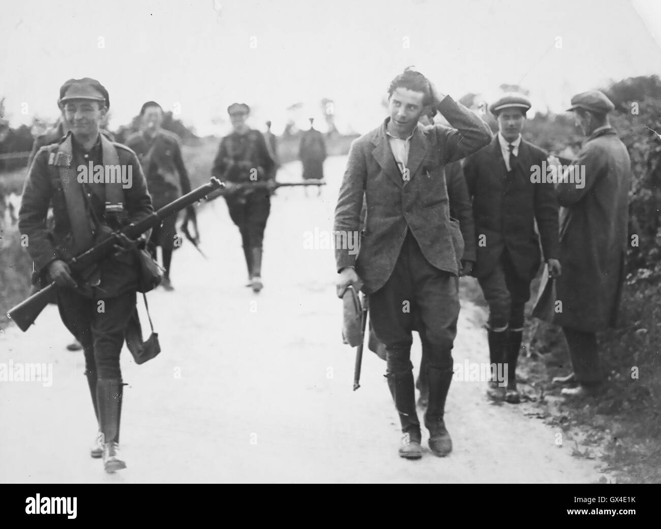 La guerre civile irlandaise un soldat de l'Armée nationale avec une capture d'une partie de l'IRA en juillet 1922. Photo Bibliothèque nationale d'Irlande Banque D'Images