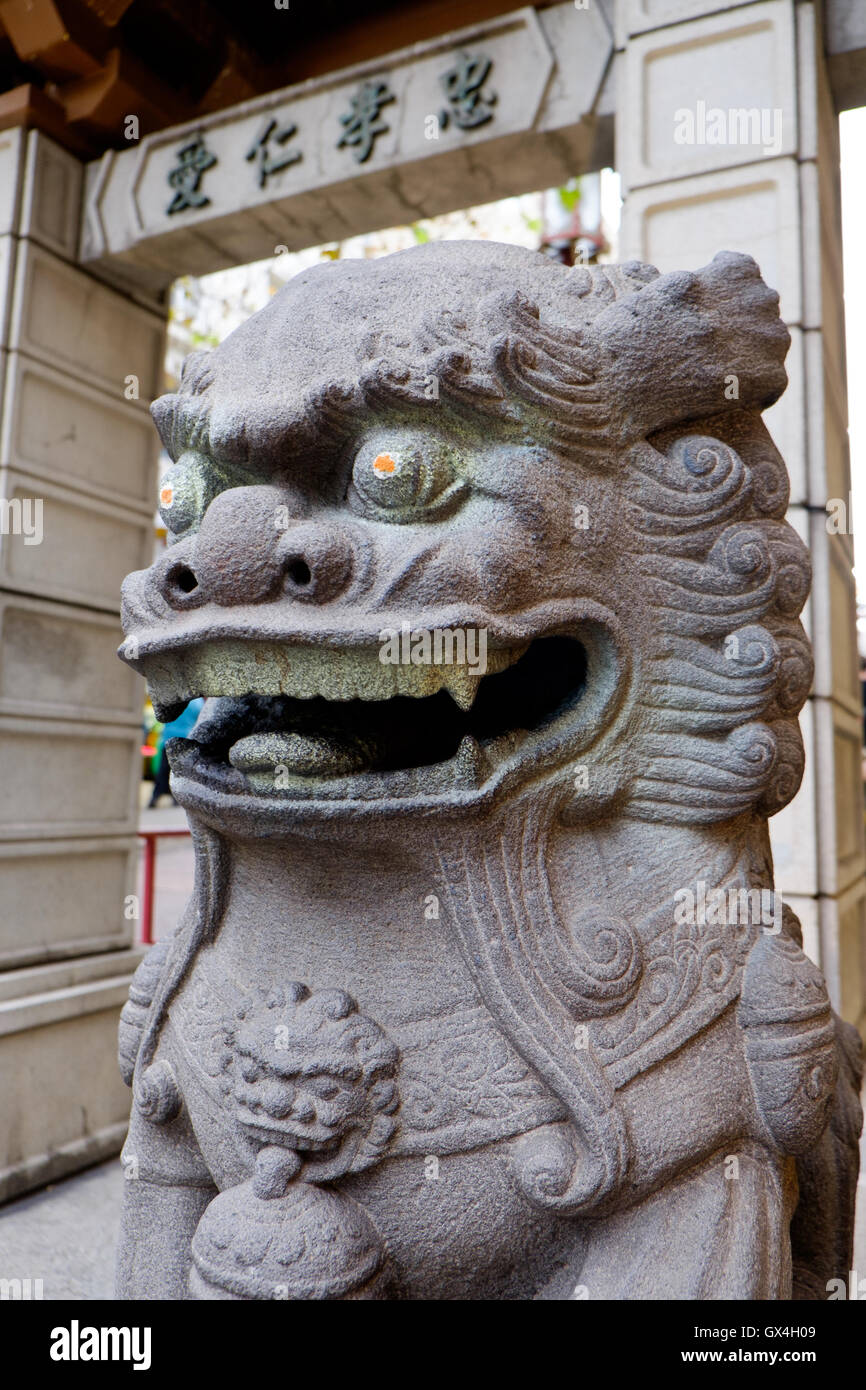 Dragon en pierre en puis entrée de ville de la Chine à San Francisco California USA Banque D'Images