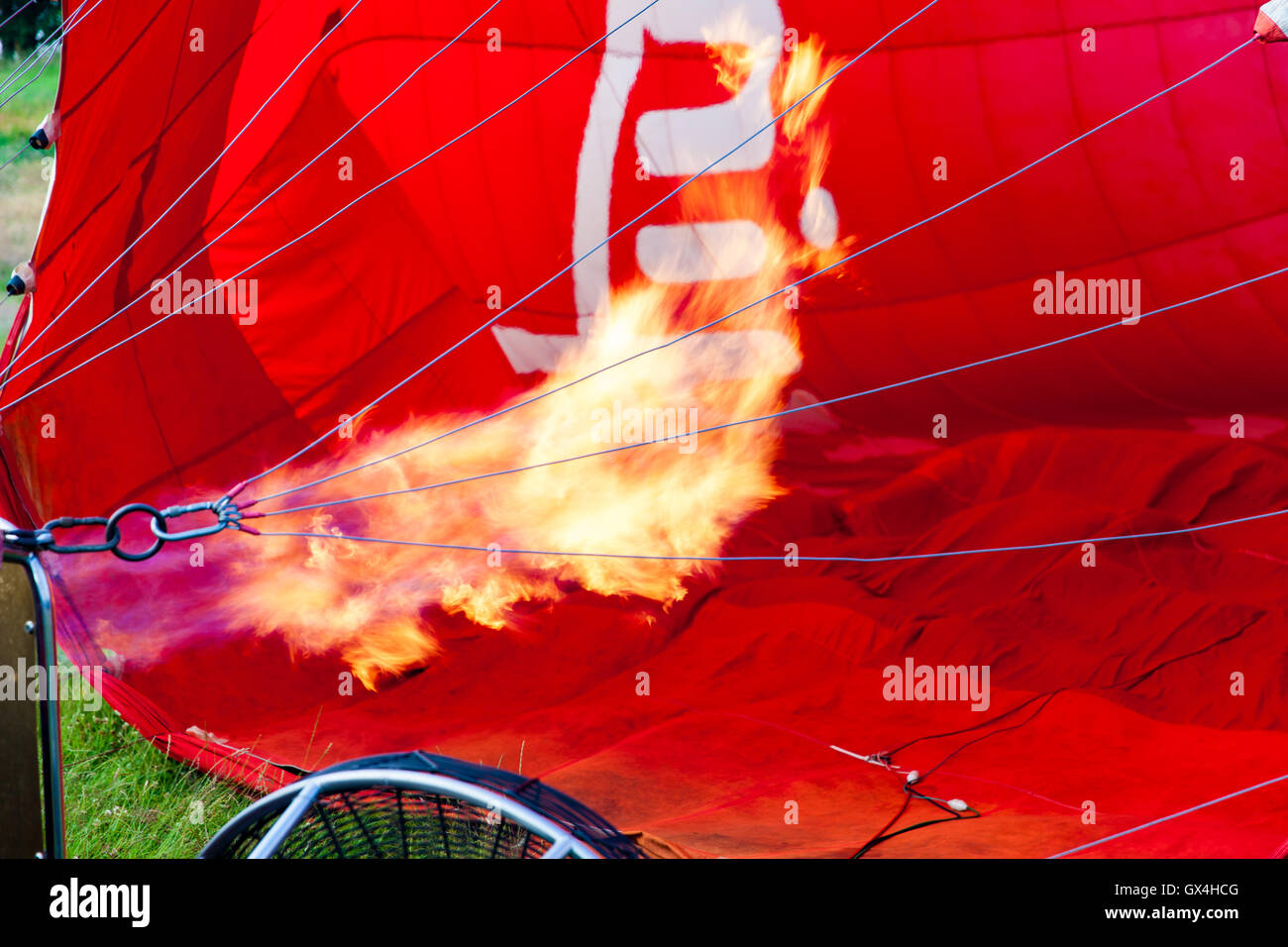 Virgin red hot air balloon être gonflé Banque D'Images