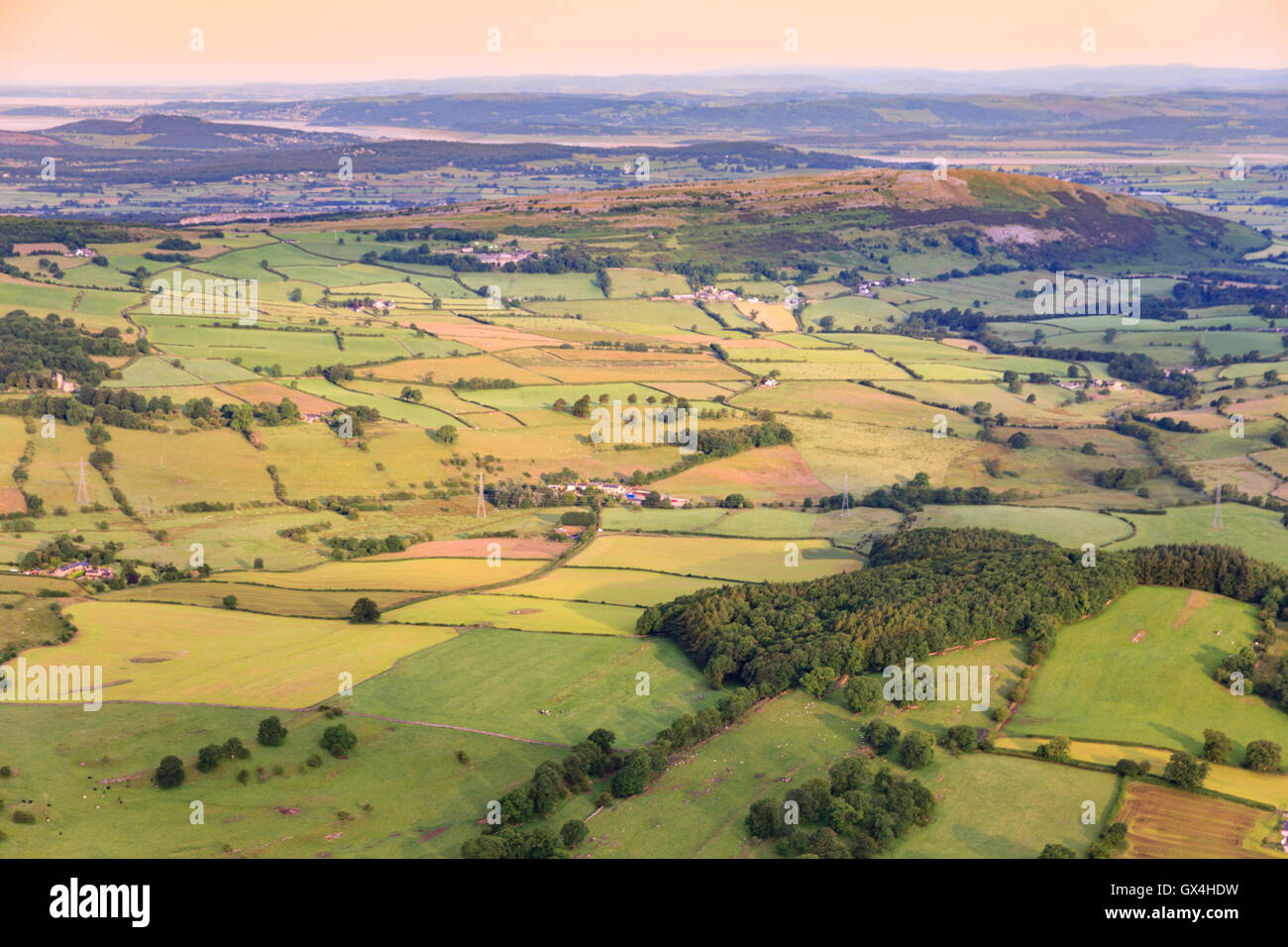 Vue aérienne des terres agricoles de l'Angleterre Cumbria près de Kirkby Lonsdale Banque D'Images