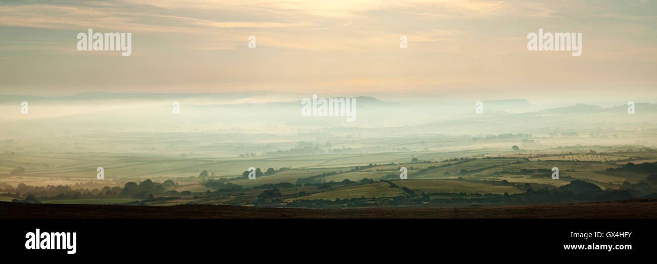 Matin brumeux sur la péninsule de Gower de Rhossili Downs. Banque D'Images