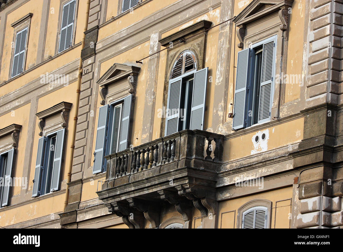 Un beau, élégant bâtiment ancien avec des fenêtres et un balcon à Frascati, Italie Banque D'Images Un beau, élégant bâtiment ancien avec des fenêtres et un balcon à Frascati, Italie Banque D'Images