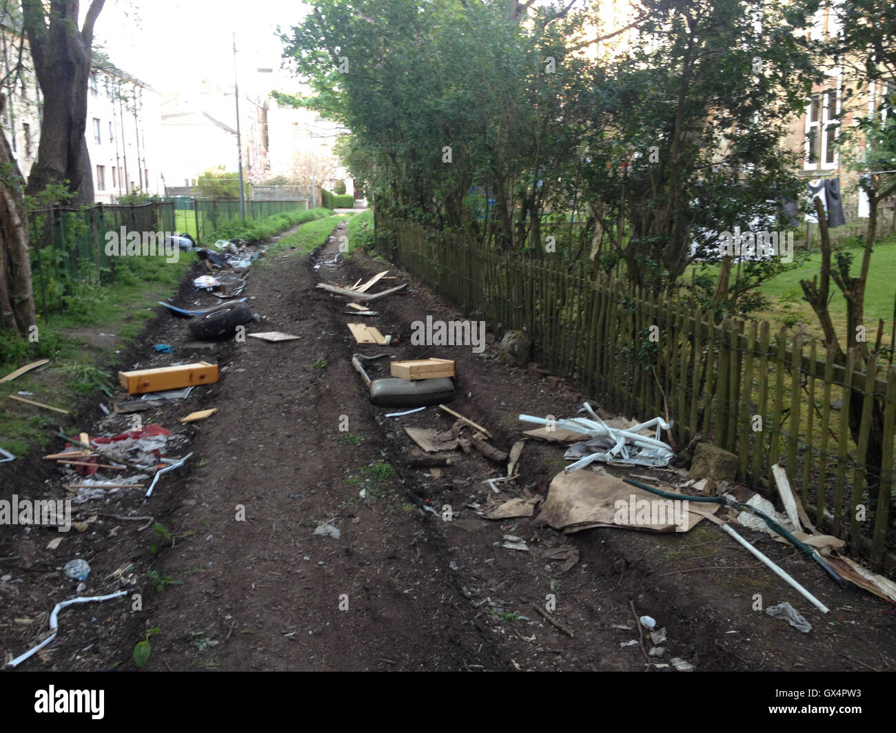 Les ordures ménagères refuser parsemé dans ruelle, à Glasgow, en Écosse. Banque D'Images