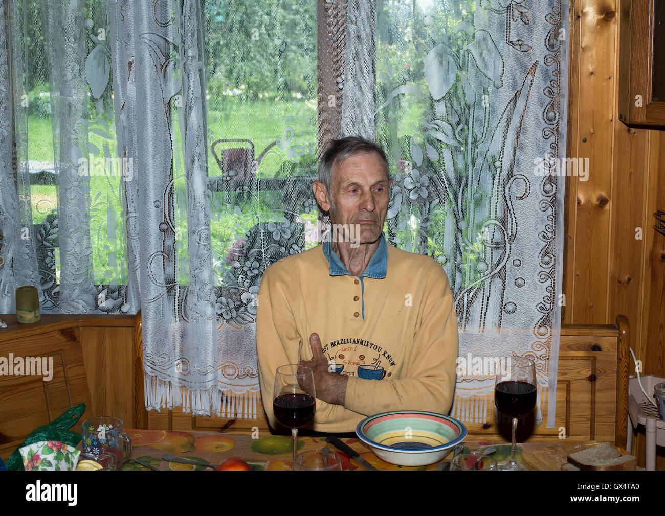 Portrait of senior man qui est assis à la table de dîner Banque D'Images